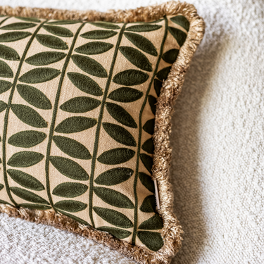 Kotabo sierkussen met butterfly print en franjes – 30 x 50 cm – Olive Oasis