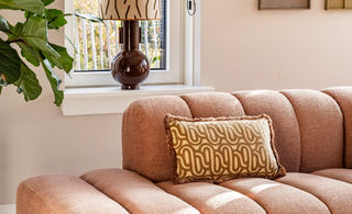 Hoe richt ik mijn L-vormige woonkamer in? 7 tips van interieurontwerper Vera!