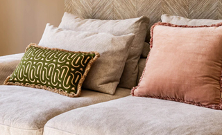 Welke kleur kussens op een beige bank? Handige stylingtips!