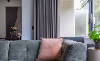 Welke sierkussens passen perfect op een groene bank?