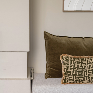 Welke kleur sierkussens op een grijze bank? Handige tips en voorbeelden!