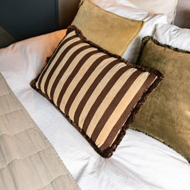 Kotabo Dekokissen mit Streifen und Fransen – 40 x 60 cm – Schokoladenbraun