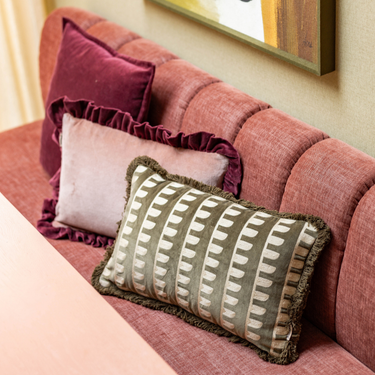 Kotabo decorative cushion solid pink with burgundy purple wavy edge – 30 x 50 cm – Pretty in Pink x Magical Mauve