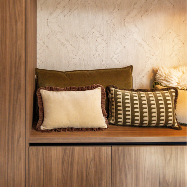 Cuscino decorativo Kotabo beige tinta unita con bordo ondulato marrone – 30 x 50 cm – Butter Beige & Chocolate Chic
