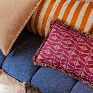 PRE-ORDER Kotabo sierkussen met butterfly print en franjes – 30 x 50 cm – Blushed berry