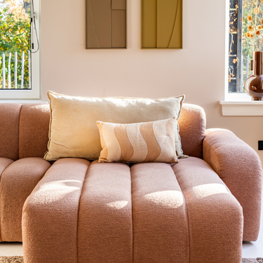 Kotabo Dekokissen beige mit vertikalem Wellenmuster – 30 x 50 cm – Kräftiges Beige x Weiß