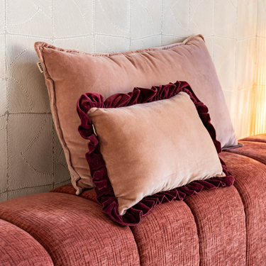 Kotabo coussin décoratif rose uni avec bord ondulé bordeaux – 30 x 50 cm – Joli en Rose x Mauve Magique