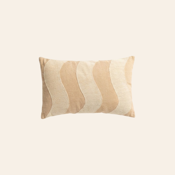 Kotabo sierkussen beige met verticale golvenprint – 30 x 50 cm – Bold Beige X White